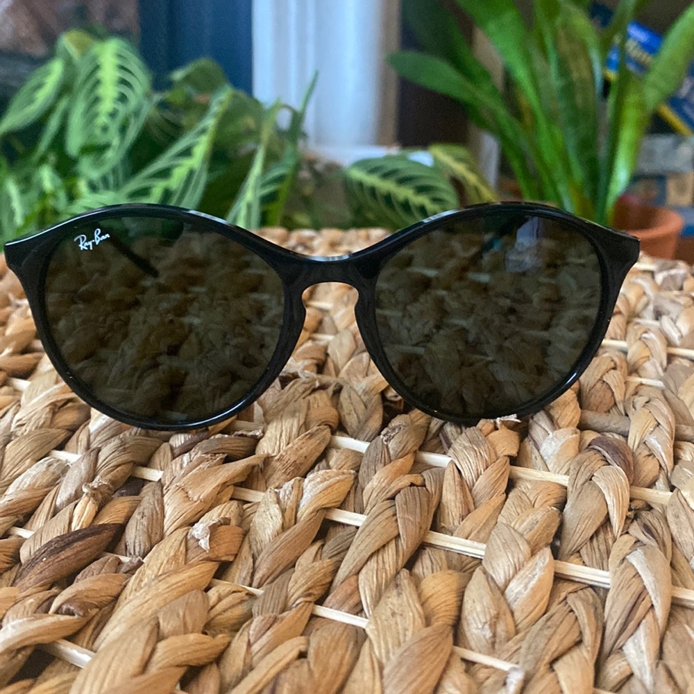 BRAND NEW RAY BANS. only worn once. Black ray bans with black case and cloth!